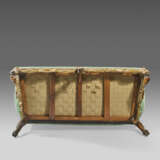 A GEORGE II WALNUT AND PARCEL-GILT SETTEE - photo 6