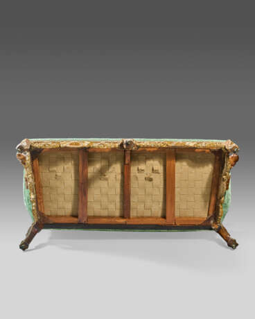 A GEORGE II WALNUT AND PARCEL-GILT SETTEE - photo 6