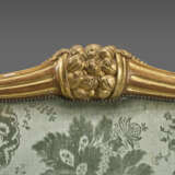 A GEORGE II WALNUT AND PARCEL-GILT SETTEE - photo 8