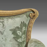 A GEORGE II WALNUT AND PARCEL-GILT SETTEE - photo 9