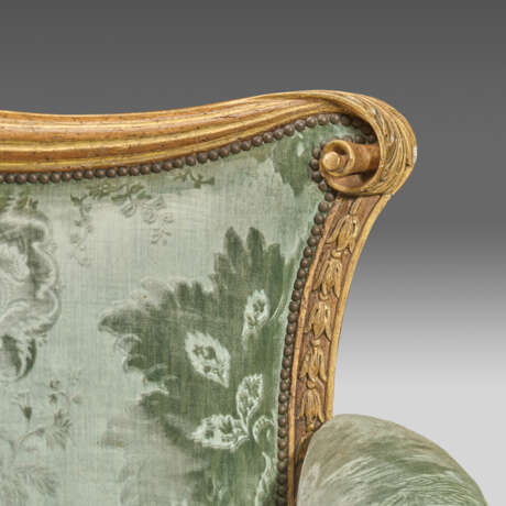 A GEORGE II WALNUT AND PARCEL-GILT SETTEE - photo 9