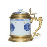 AN ORMOLU-MOUNTED CHINESE EXPORT PORCELAIN BLUE AND WHITE TANKARD - Foto 1