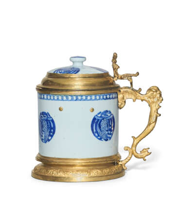 AN ORMOLU-MOUNTED CHINESE EXPORT PORCELAIN BLUE AND WHITE TANKARD - Foto 1