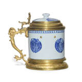 AN ORMOLU-MOUNTED CHINESE EXPORT PORCELAIN BLUE AND WHITE TANKARD - Foto 2