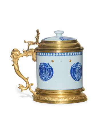 AN ORMOLU-MOUNTED CHINESE EXPORT PORCELAIN BLUE AND WHITE TANKARD - Foto 2