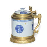 AN ORMOLU-MOUNTED CHINESE EXPORT PORCELAIN BLUE AND WHITE TANKARD - Foto 3