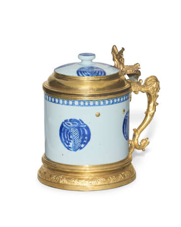 AN ORMOLU-MOUNTED CHINESE EXPORT PORCELAIN BLUE AND WHITE TANKARD - Foto 3