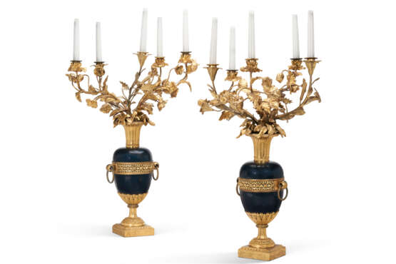 A PAIR OF RESTAURATION ORMOLU AND BLUED METAL FIVE-LIGHT CANDELABRA - Foto 1