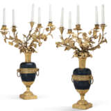 A PAIR OF RESTAURATION ORMOLU AND BLUED METAL FIVE-LIGHT CANDELABRA - Foto 1