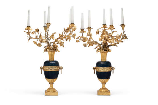 A PAIR OF RESTAURATION ORMOLU AND BLUED METAL FIVE-LIGHT CANDELABRA - Foto 2