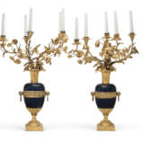 A PAIR OF RESTAURATION ORMOLU AND BLUED METAL FIVE-LIGHT CANDELABRA - Foto 2