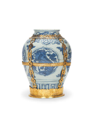 A GILT COPPER-MOUNTED CHINESE PORCELAIN BLUE AND WHITE JAR - Foto 1