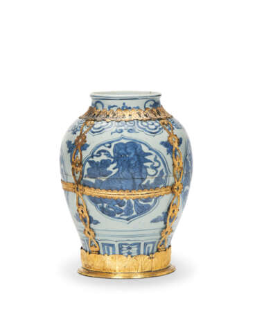 A GILT COPPER-MOUNTED CHINESE PORCELAIN BLUE AND WHITE JAR - Foto 2