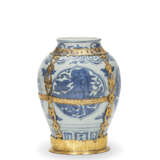 A GILT COPPER-MOUNTED CHINESE PORCELAIN BLUE AND WHITE JAR - Foto 2