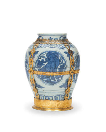 A GILT COPPER-MOUNTED CHINESE PORCELAIN BLUE AND WHITE JAR - Foto 3