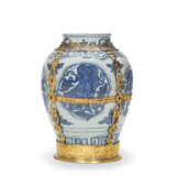 A GILT COPPER-MOUNTED CHINESE PORCELAIN BLUE AND WHITE JAR - Foto 3