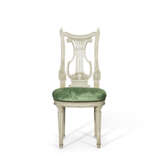 A SET OF SIX LOUIS XVI GREY-PAINTED WALNUT CHAISES - Foto 2