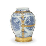 A GILT COPPER-MOUNTED CHINESE PORCELAIN BLUE AND WHITE JAR - Foto 4