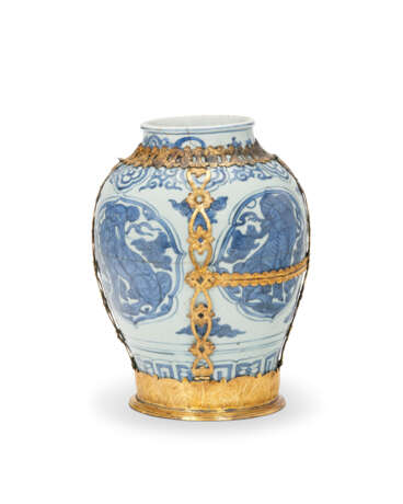 A GILT COPPER-MOUNTED CHINESE PORCELAIN BLUE AND WHITE JAR - Foto 4