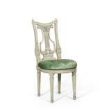 A SET OF SIX LOUIS XVI GREY-PAINTED WALNUT CHAISES - Foto 3