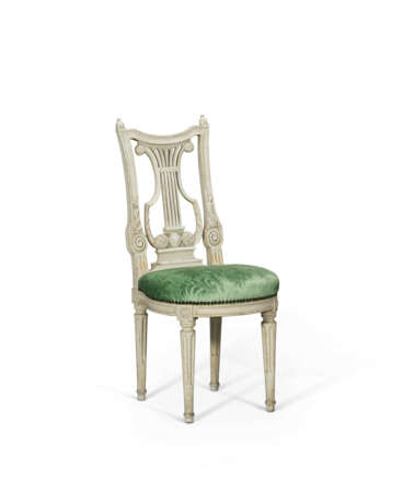 A SET OF SIX LOUIS XVI GREY-PAINTED WALNUT CHAISES - Foto 3