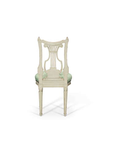 A SET OF SIX LOUIS XVI GREY-PAINTED WALNUT CHAISES - Foto 5