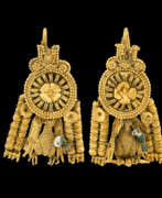 Période hellénistique. A PAIR OF GREEK GOLD AND ENAMEL EARRINGS