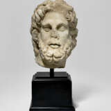 A ROMAN MARBLE HEAD OF ASCLEPIUS - Foto 1