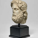 A ROMAN MARBLE HEAD OF ASCLEPIUS - Foto 2