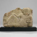 A PALMYRENE LIMESTONE RELIEF WITH A RECLINING MAN - Foto 1