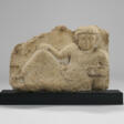 A PALMYRENE LIMESTONE RELIEF WITH A RECLINING MAN - Jetzt bei der Auktion