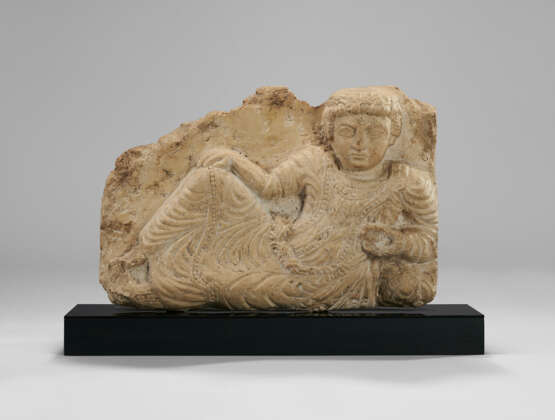 A PALMYRENE LIMESTONE RELIEF WITH A RECLINING MAN - Foto 1