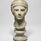 A ROMAN MARBLE ARCHAISTIC HEAD OF A GODDESS - Foto 1