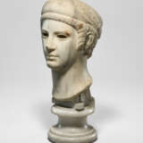 A ROMAN MARBLE ARCHAISTIC HEAD OF A GODDESS - Foto 2