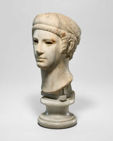 A ROMAN MARBLE ARCHAISTIC HEAD OF A GODDESS - Foto 2