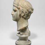 A ROMAN MARBLE ARCHAISTIC HEAD OF A GODDESS - Foto 3