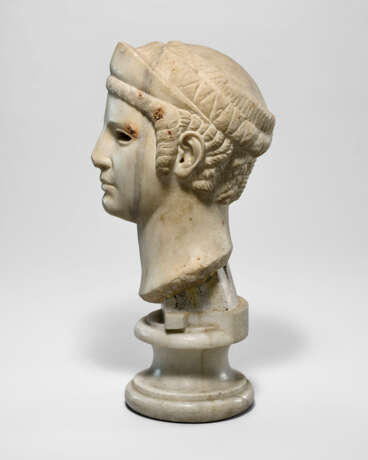 A ROMAN MARBLE ARCHAISTIC HEAD OF A GODDESS - Foto 3