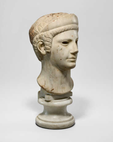 A ROMAN MARBLE ARCHAISTIC HEAD OF A GODDESS - Foto 4