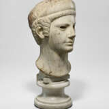 A ROMAN MARBLE ARCHAISTIC HEAD OF A GODDESS - Foto 4