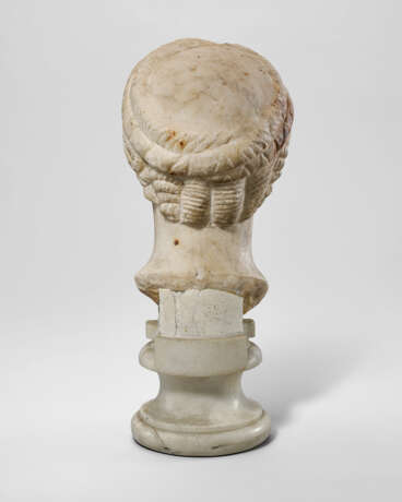 A ROMAN MARBLE ARCHAISTIC HEAD OF A GODDESS - Foto 5