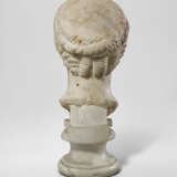 A ROMAN MARBLE ARCHAISTIC HEAD OF A GODDESS - Foto 5