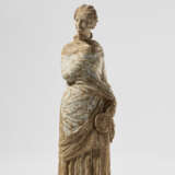 A GREEK TERRACOTTA FEMALE FIGURE - Foto 1