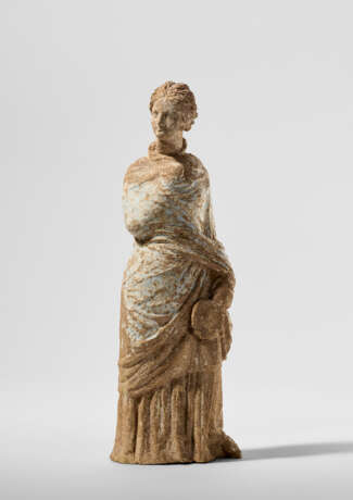 A GREEK TERRACOTTA FEMALE FIGURE - photo 1