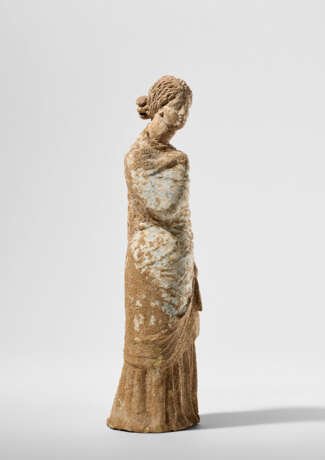 A GREEK TERRACOTTA FEMALE FIGURE - photo 2