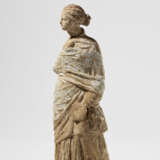 A GREEK TERRACOTTA FEMALE FIGURE - photo 3