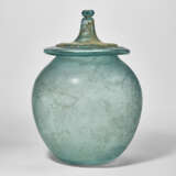 A ROMAN GLASS LIDDED CINERARY URN - Foto 1