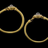 TWO EGYPTIAN GOLD AND GLASS BRACELETS - Foto 4