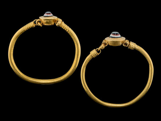 TWO EGYPTIAN GOLD AND GLASS BRACELETS - Foto 4