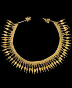 Hellenistische Periode. A GREEK GOLD STRAP NECKLACE