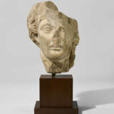 A ROMAN MARBLE HEAD OF A DEITY - Foto 1